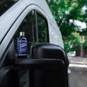 Plastic Renovator - Освежител за пластмаса - върху огледало на бус